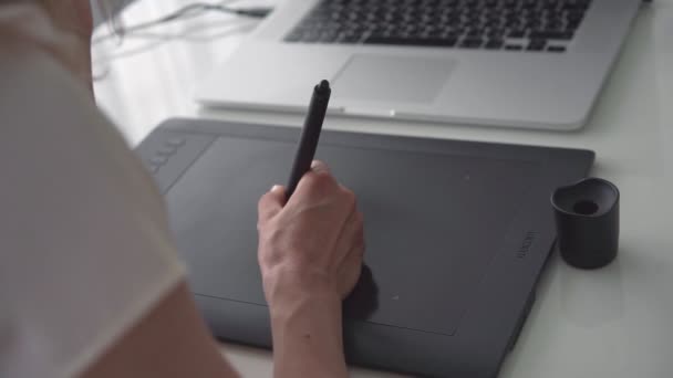 Σχεδιαστής Γυναίκα Αντλεί Μια Ταμπλέτα Γραφικών Γυναίκα Που Εργάζεται Laptop — Αρχείο Βίντεο