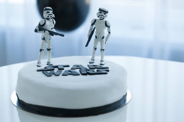 Minsk, Beyaz Rusya, 18 Ocak: Nataliya Petrovich tarafından onun oğlu Doğum günü onuruna yapılmış ev yapımı kek. Star wars parti Doğum günü pastası