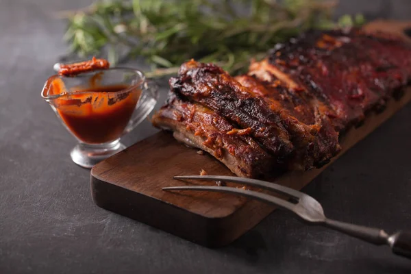 lezzetli mangalda kaburga baharatlı bir kötek sosu ile terbiyeli