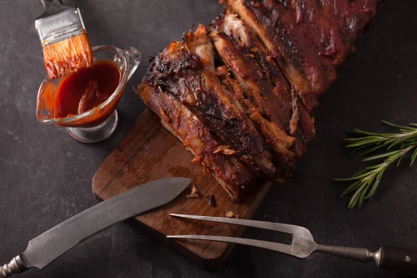 lezzetli mangalda kaburga baharatlı bir kötek sosu ile terbiyeli