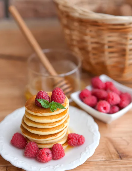 Pancakes with raspberry on wooden table — Stock Photo, Image