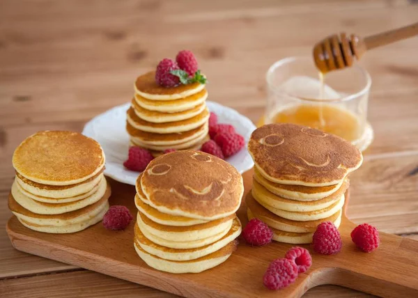 Pfannkuchen mit Himbeere auf Holztisch — Stockfoto