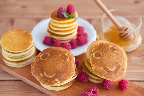 Pancakes with raspberry on wooden table — Stock Photo, Image