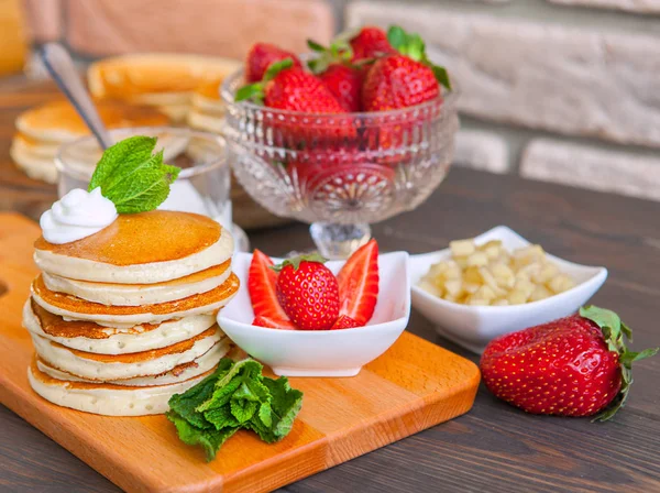 Leckere Pfannkuchen auf Holztisch mit Beeren und Früchten — Stockfoto