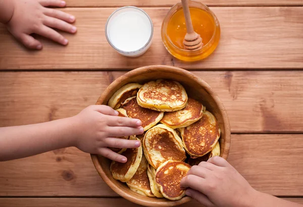 Leckere Pfannkuchen auf Holztisch mit Beeren und Früchten — Stockfoto