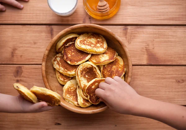 Deliciosas panquecas na mesa de madeira com frutas e bagas — Fotografia de Stock