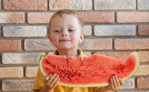Komik çocuk odaklanmak gözleri kapalı, karpuz yeme.