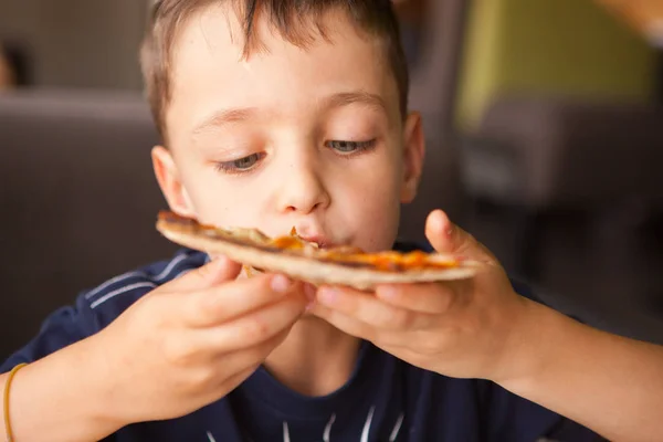 Child having fun eating pizza — Stock Photo, Image