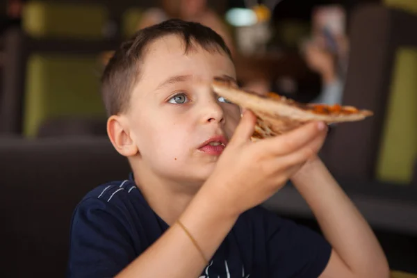 Barnet har roligt äter pizza — Stockfoto