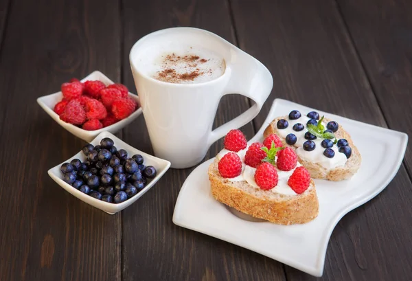 Çilek ile sandviç. Sağlıklı kahvaltı