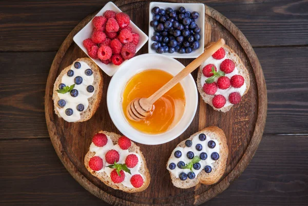 열매와 샌드위치입니다. 건강 한 아침 식사 — 스톡 사진