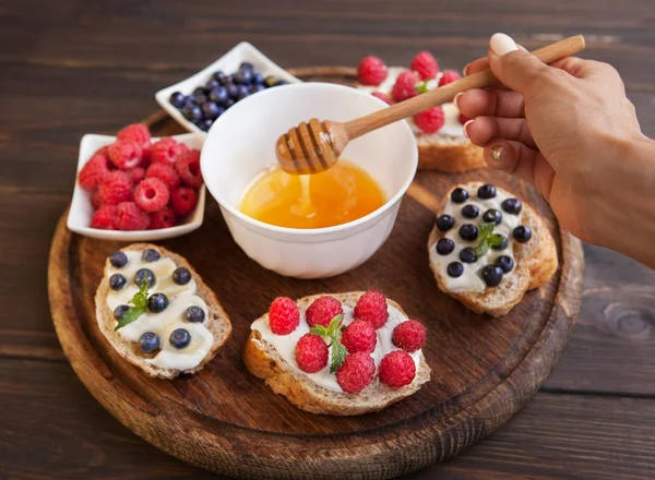 三明治和浆果。健康早餐 — 图库照片