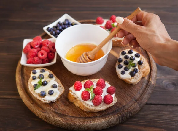 Sandwich with berries. Healthy breakfast — Stock Photo, Image