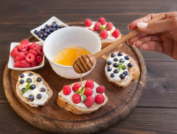 열매와 샌드위치입니다. 건강 한 아침 식사 — 스톡 사진