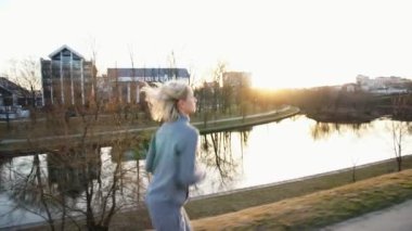 Uygun kadın şehirde güzel gündoğumu koşu