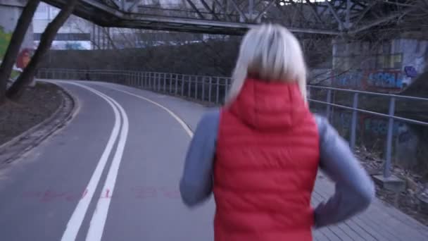 Fit femme jogging en ville dans belle lever de soleil — Video