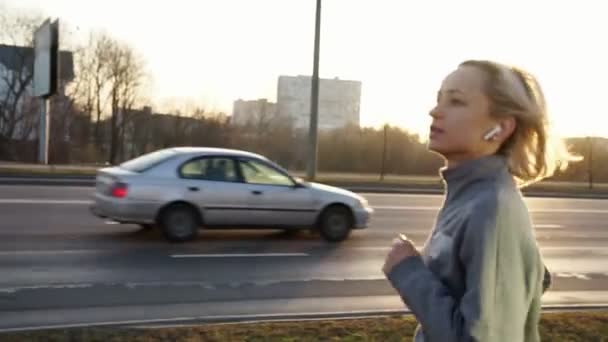 Подходящая Женщина Бегает Городу Красивом Восходе Солнца — стоковое видео