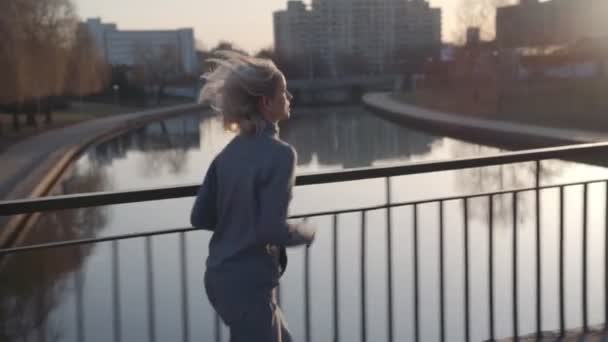 Fit mulher correndo na cidade em belo nascer do sol — Vídeo de Stock
