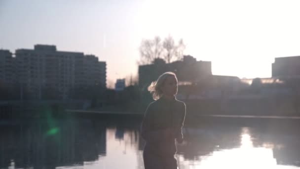 Fit vrouw joggen in stad in prachtige zonsopgang — Stockvideo