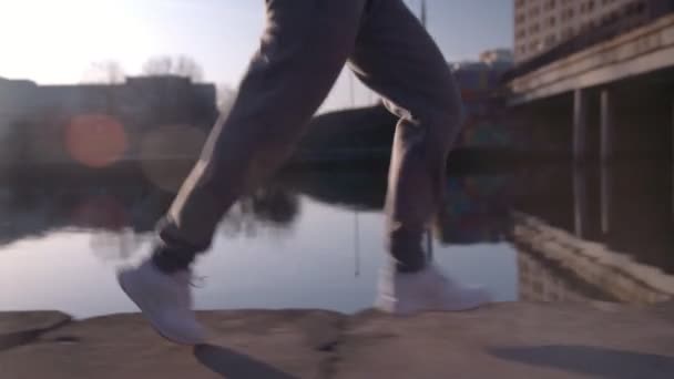 A női lábak, jogging a város gyönyörű napfelkelte közelről — Stock videók