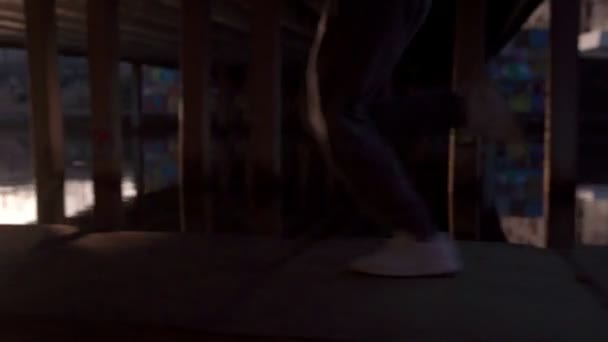 Κοντινό πλάνο γυναικεία πόδια τζόκινγκ στην πόλη στην όμορφη ανατολή του ηλίου — Αρχείο Βίντεο