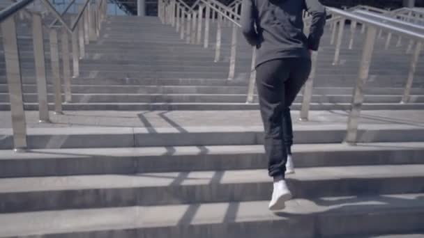 Бегущий по лестнице спортсмен — стоковое видео