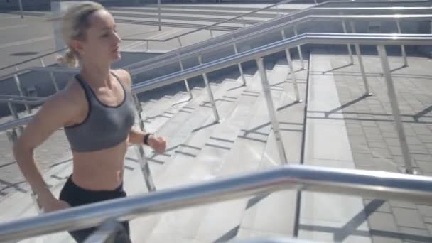 Sportovec běžec běží na schodech — Stock video