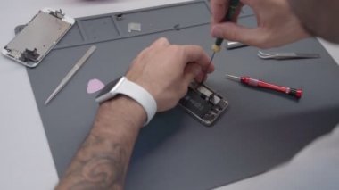 Yakın çekim video cep telefonu tamir süreci gösteren