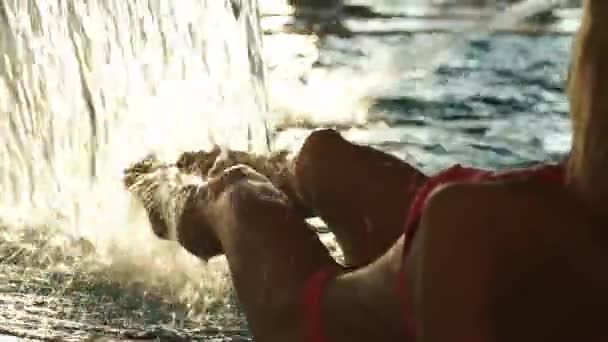 Ένα κορίτσι είναι ξεκουραζόταν σε ένα spa πισίνα με υδρομασάζ. Φροντίδα Σώματος — Αρχείο Βίντεο