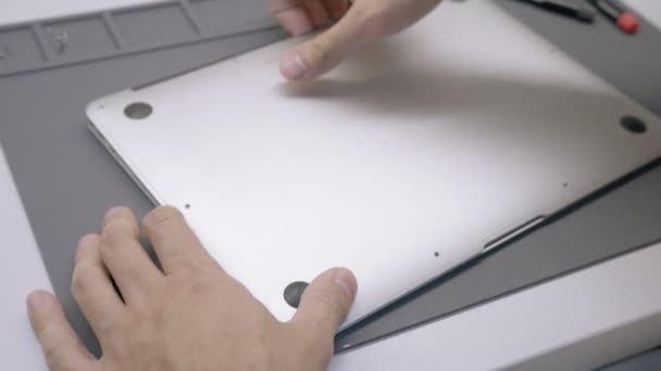 Inženýr opraví vody k poškození notebooku — Stock video