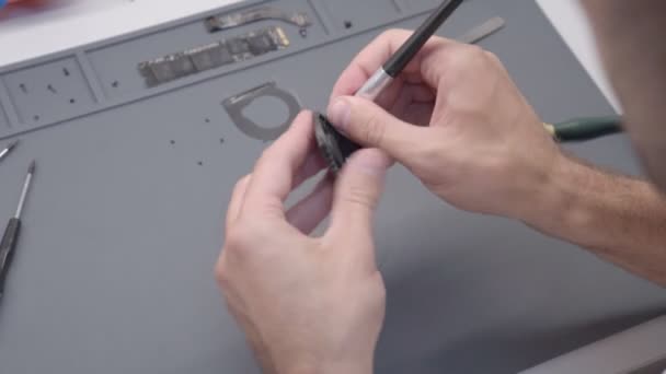 Технік інженер очищає вентилятор комп'ютера від пилу м'якою кистю — стокове відео