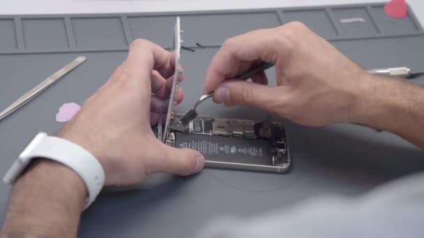 Primer plano de vídeo que muestra el proceso de reparación del teléfono móvil — Vídeos de Stock
