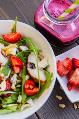Çilek salatası çam fıstığı, roka ve tavuk. Pancar taze meyve suyu. Sağlıklı ve fitness gıda.
