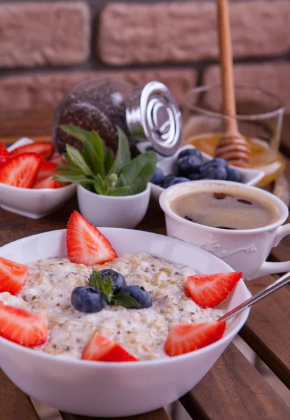 아침 식사를 위한 베리와 건강 한 홈 메이드 오트밀. — 스톡 사진