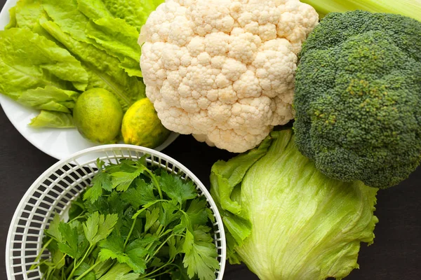 Grupp av rå färska ekologiska blandade grönsaker — Stockfoto