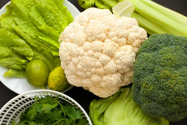 Grupp av rå färska ekologiska blandade grönsaker — Stockfoto