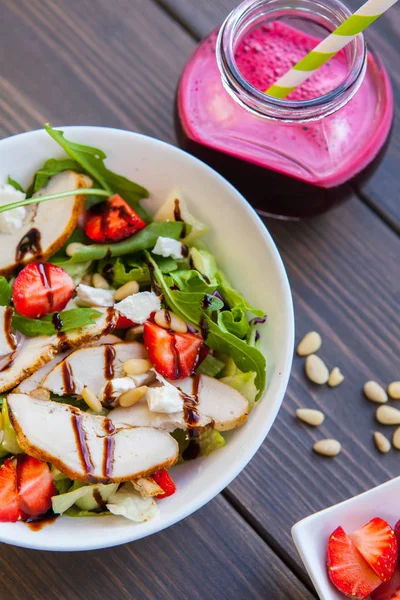 Çilek salatası çam fıstığı, roka ve tavuk. Pancar taze meyve suyu. Sağlıklı ve fitness gıda.