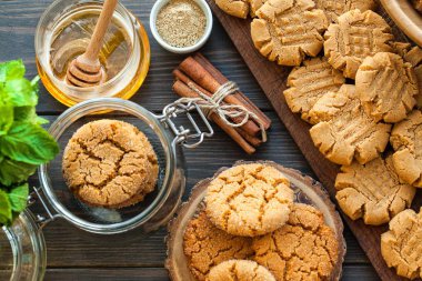 fıstık ezmesi ve koyu ahşap arka plan üzerinde tatlım kurabiye