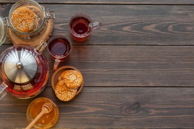 Zencefil çerezleri rustik bir arka plan üzerinde