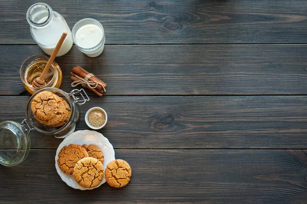 Peanut butter and honey cookies on a dark wood background — Stock Photo, Image