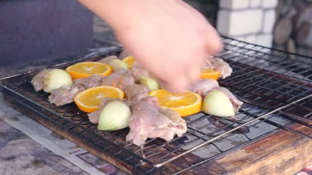 Pollo con cebollas y naranjas en la parrilla para una barbacoa — Vídeos de Stock