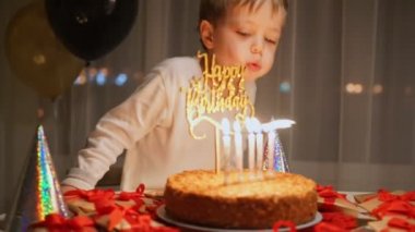 Çocuk Doğum günü pastası mum söndür