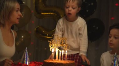 Çocuk Doğum günü pastası mum söndür