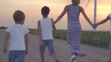 Anne ve oğlu buğday alanında yürüyüş