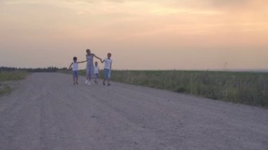 Anne ve oğlu buğday alanında yürüyüş