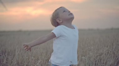 Buğday alanı Rüzgar türbinleri ile mutlu çocuk