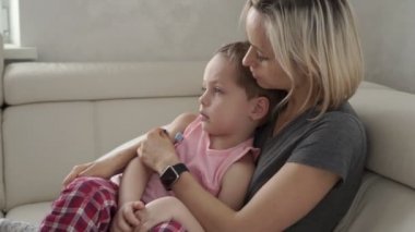 Annesi hasta oğlu sıcaklığını kontrol. Ateş ve yatakta hastalık ile hasta çocuk