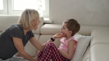 Annesi hasta oğlu sıcaklığını kontrol. Ateş ve yatakta hastalık ile hasta çocuk