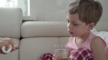 Çocuk enfeksiyon yakalamak ve ilacı şırınga sözlü şırınga tarafından