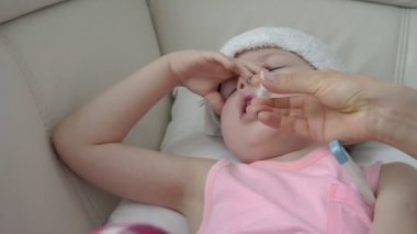 Çocuk enfeksiyon yakalamak ve ilacı şırınga sözlü şırınga tarafından